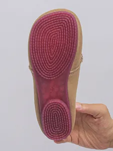 Gros plan sur la semelle violette antidérapante de mocassins d'hiver fourrés