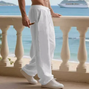 Dettaglio di pantaloni casual in lino bianco con coulisse in vita per modello uomo