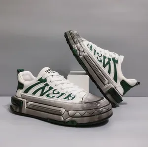 Premium δερμάτινα ανδρικά sneakers με χοντρή πράσινη σόλα που στάζει και πλαϊνό κείμενο