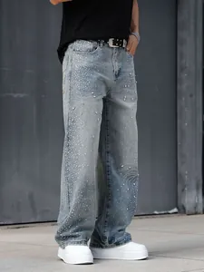 Détail du jean denim large pour hommes avec des motifs de strass très étincelants