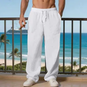 Dettaglio dei pantaloni casual da uomo in lino bianco con coulisse e tasche