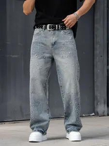 Détail de ce jean droit pour homme avec ornements en strass et perles brillants