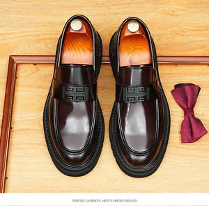 Vista superior de mocasines de charol marrón oscuro para hombre con suelas gruesas