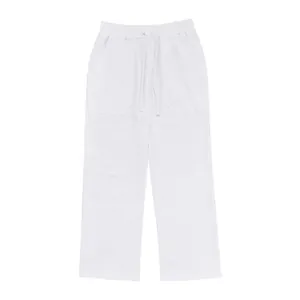 Dettaglio dei pantaloni casual in lino bianco a gamba larga con coulisse da uomo