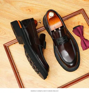Vista de detalle de mocasines de cuero marrón oscuro brillante con suelas gruesas y marco