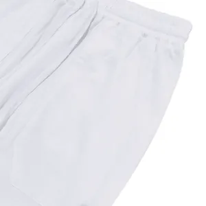 Dettaglio dei pantaloni casual in lino bianco da uomo con vita elastica e tasca laterale
