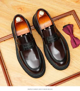 Mocasines de cuero genuino marrón brillante para hombre con suela gruesa y detalle hebilla