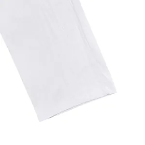 Vista macro dettagliata dell'orlo e del tessuto di lino di pantaloni bianchi da uomo