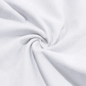 Dettaglio macro che mostra la trama traspirante e naturale del tessuto di lino bianco