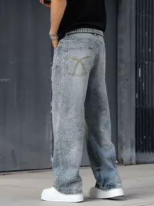 Vue détaillée d'un jean large pour homme avec des strass étincelants et des clous.