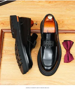 Primer plano de mocasines de charol negro con detalle de hebilla geométrica