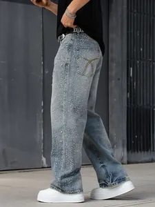 Vue détaillée du jean bleu droit pour homme avec motif de strass brillants étincelants
