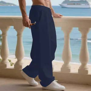 Dettaglio laterale dei pantaloni casual larghi da uomo blu navy con coulisse . .