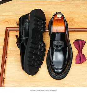Elegantes mocasines de charol negro para hombre con suelas gruesas y detalle geométrico.