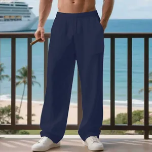 Pantaloni casual in lino blu scuro da uomo con coulisse in vita in un ambiente da resort