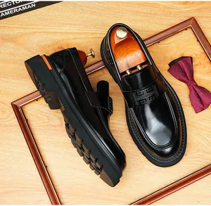 Primer plano de mocasines de cuero negro brillante con suela gruesa y diseño