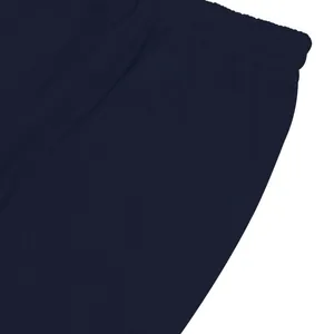 Dettaglio della vita elastica e della tasca di pantaloni casual in lino blu navy