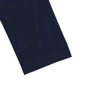 Dettaglio ravvicinato del tessuto in lino blu navy di un pantalone casual da uomo