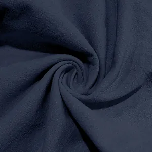 Primo piano della trama del tessuto di lino blu scuro con trama naturale per pantaloni