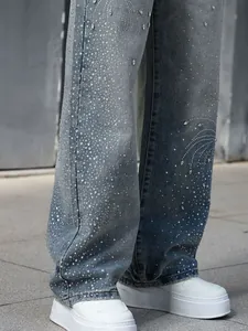 Détail en gros plan d'un jean droit ample pour homme avec ornements en strass brillants