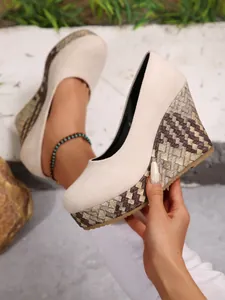 Detailansicht der beigen Wildleder Keilschuhe mit gewebter Plateausohle zum Hineinschlüpfen.