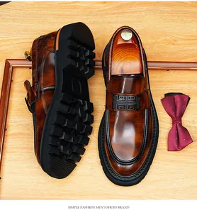 Mocasines de cuero pulido marrón para hombre con suela gruesa y detalle de hebilla.