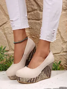 Lässige beige Wildleder-Pumps mit Keilabsatz, gemustertem Plateau und runder Zehenkappe