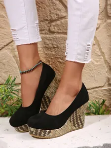 Detailansicht schwarzer Keilabsatzschuhe mit Plateausohle und Flechtmuster für Damen
