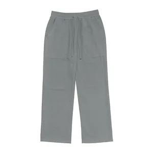 Vista dettagliata dei pantaloni in lino larghi da uomo con coulisse e gamba larga