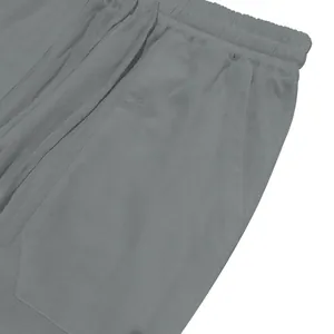 Vista dettagliata dell'elastico in vita e della coulisse sui pantaloni in lino grigio uomo