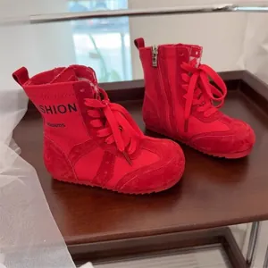 Detaillierte Ansicht der modischen roten Kinder-Canvas-Stiefel mit Reißverschluss