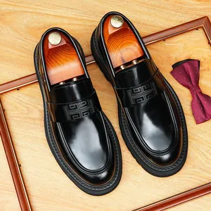 Mocasines de cuero negro brillante de primera calidad con suela de plataforma