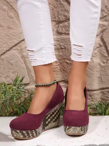 Detailansicht der burgunderroten Wildleder-Wedge-Pumps mit gemustertem Plateauboden
