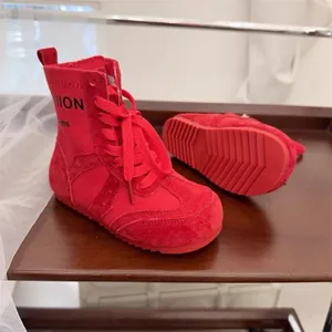 Nahaufnahme leuchtend roter Kinder-Canvas-Boots mit modischem FASHION-Schriftzug