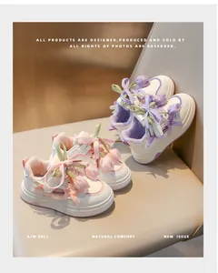 Détail de baskets pour filles avec décorations florales de tulipes et lacets à nœud