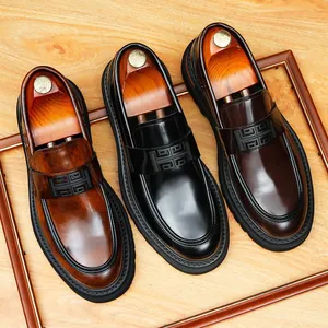 Mocasines de cuero de primera calidad para hombre con suelas gruesas en varios