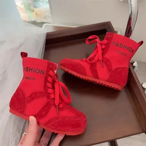 Modische rote Kinderstiefeletten aus Canvas mit auffälligem FASHION-Aufdruck-Detail