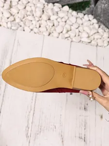 Gedetailleerd overzicht van de antislip rubberen zool van een bordeauxrode Chelsea boot.