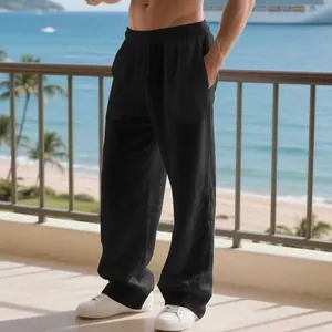Dettaglio ravvicinato di pantaloni casual da uomo in lino nero in riva al mare