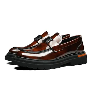 Mocasines de cuero marrón brillante para hombre con suela gruesa y hebilla decorativa