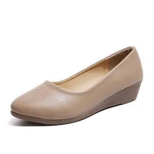 Vista lateral de zapatos de tacón con cuña beige para mujer, calzado cómodo de trabajo