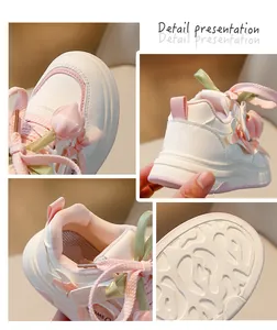 Gros plan détaillé de baskets blanches pour filles avec décorations florales et semelle