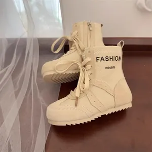 Detailansicht der beigefarbenen Canvas-Kinderstiefel mit modischem Schnürdesign