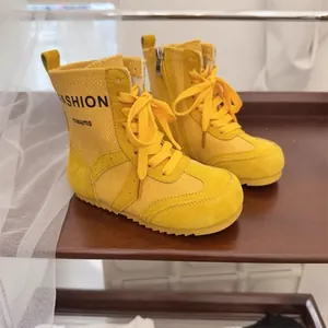 Seitenansicht der leuchtend gelben Kinder Canvas mittelhohen modischen Modeboots