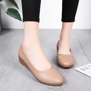 Vista detallada de cómodos zapatos de cuña nude usados con leggings negros para estilo diario