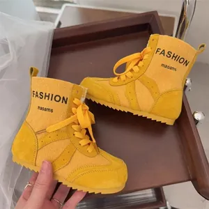 Detailansicht der gelben hohen Canvas-Kinderstiefel mit modischem Mode-Schriftzug