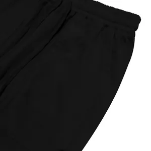Dettaglio della vita elastica e della tasca dei pantaloni neri in lino da uomo