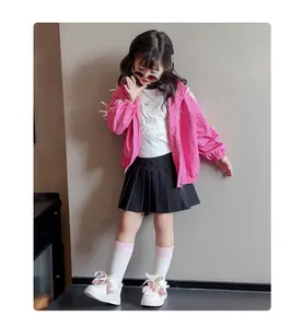 Baskets blanches élégantes pour filles avec accents floraux roses et nœuds
