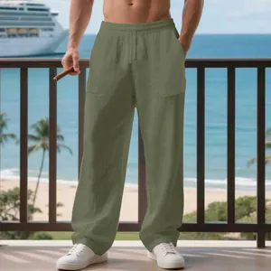 Primo piano di pantaloni in lino verde oliva da uomo con coulisse in stile vacanza