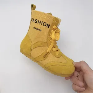 Detailansicht der gelben Kinder-Modestiefel aus Canvas mit Schnürung